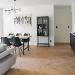 Modern - Fuer Freunde & Familien, Stadtnah, Parkplatz, E-ladestation, Gitterbox Fuer Fahrraeder, Fitnessstudio, Digitale Gaestemappe Mit Restaurant- Und Unternehmenstipps * كوبلنس