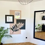 Modern - Fuer Freunde & Familien, Stadtnah, Parkplatz, E-ladestation, Gitterbox Fuer Fahrraeder, Fitnessstudio, Digitale Gaestemappe Mit Restaurant- Und Unternehmenstipps *