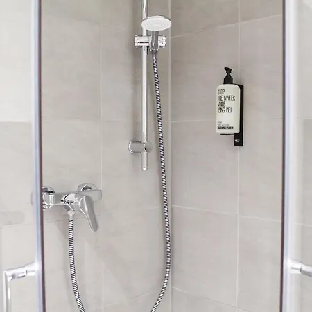 Modern - Fuer Freunde & Familien, Stadtnah, Parkplatz, E-ladestation, Gitterbox Fuer Fahrraeder, Fitnessstudio, Digitale Gaestemappe Mit Restaurant- Und Unternehmenstipps * Koblencja