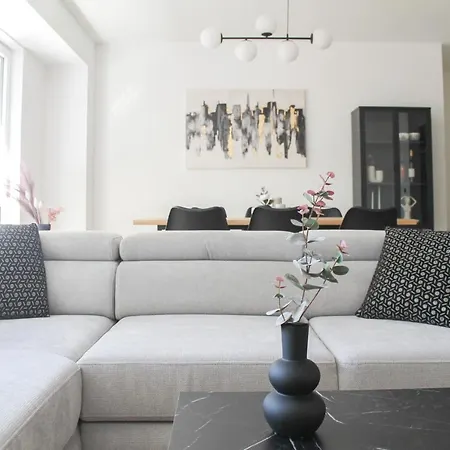Modern - Für Freunde&familien, Stadtnah, Parkplatz, E-ladestation, Gitterbox Für Fahrräder, Fitnessstudio, Digitale Gästemappe Mit Restaurant- Und Unternehmenstipps *