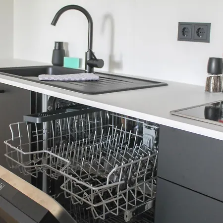 Modern - Fuer Freunde & Familien, Stadtnah, Parkplatz, E-ladestation, Gitterbox Fuer Fahrraeder, Fitnessstudio, Digitale Gaestemappe Mit Restaurant- Und Unternehmenstipps * Koblencja