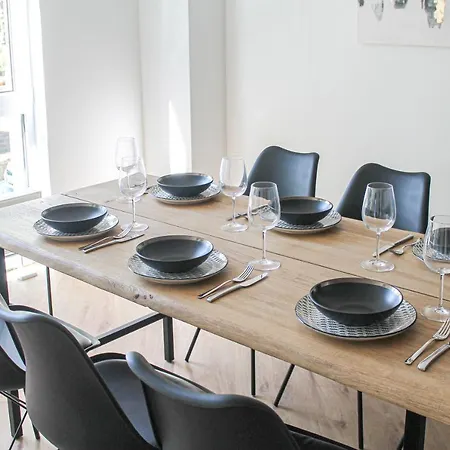 Modern - Fuer Freunde & Familien, Stadtnah, Parkplatz, E-ladestation, Gitterbox Fuer Fahrraeder, Fitnessstudio, Digitale Gaestemappe Mit Restaurant- Und Unternehmenstipps Coblenza