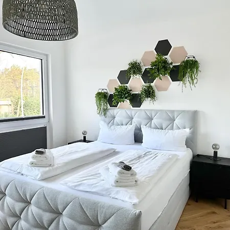 Modern - Für Freunde&familien, Stadtnah, Parkplatz, E-ladestation, Gitterbox Für Fahrräder, Fitnessstudio, Digitale Gästemappe Mit Restaurant- Und Unternehmenstipps Apartment