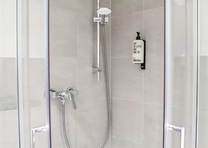 Modern - Fuer Freunde & Familien, Stadtnah, Parkplatz, E-ladestation, Gitterbox Fuer Fahrraeder, Fitnessstudio, Digitale Gaestemappe Mit Restaurant- Und Unternehmenstipps * 코블렌츠