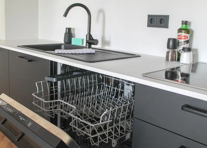 Modern - Fuer Freunde & Familien, Stadtnah, Parkplatz, E-ladestation, Gitterbox Fuer Fahrraeder, Fitnessstudio, Digitale Gaestemappe Mit Restaurant- Und Unternehmenstipps * 코블렌츠